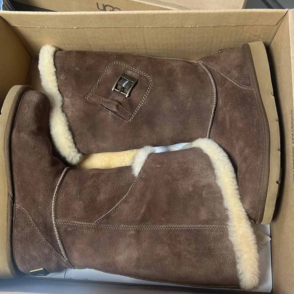 UGG BOOTS - Picture 2 of 5